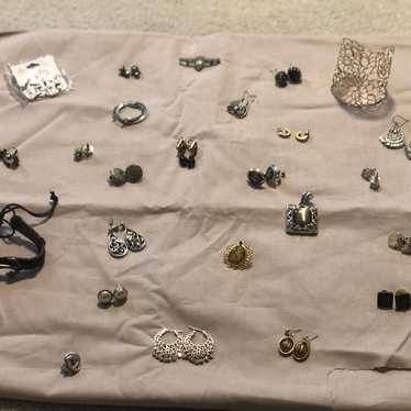 Lot of vintage costume earrings - image 1