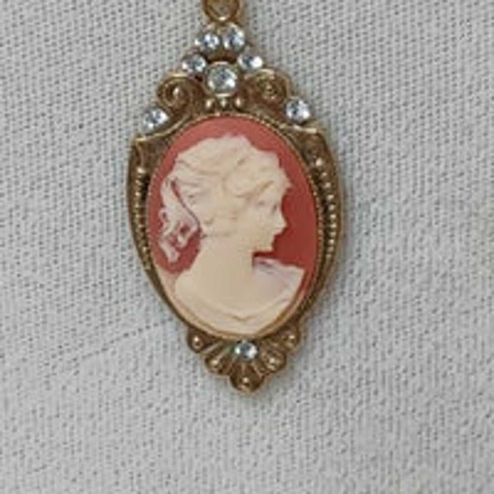 VINTAGE CAMEO GOLD TONE NECKLACE - image 1