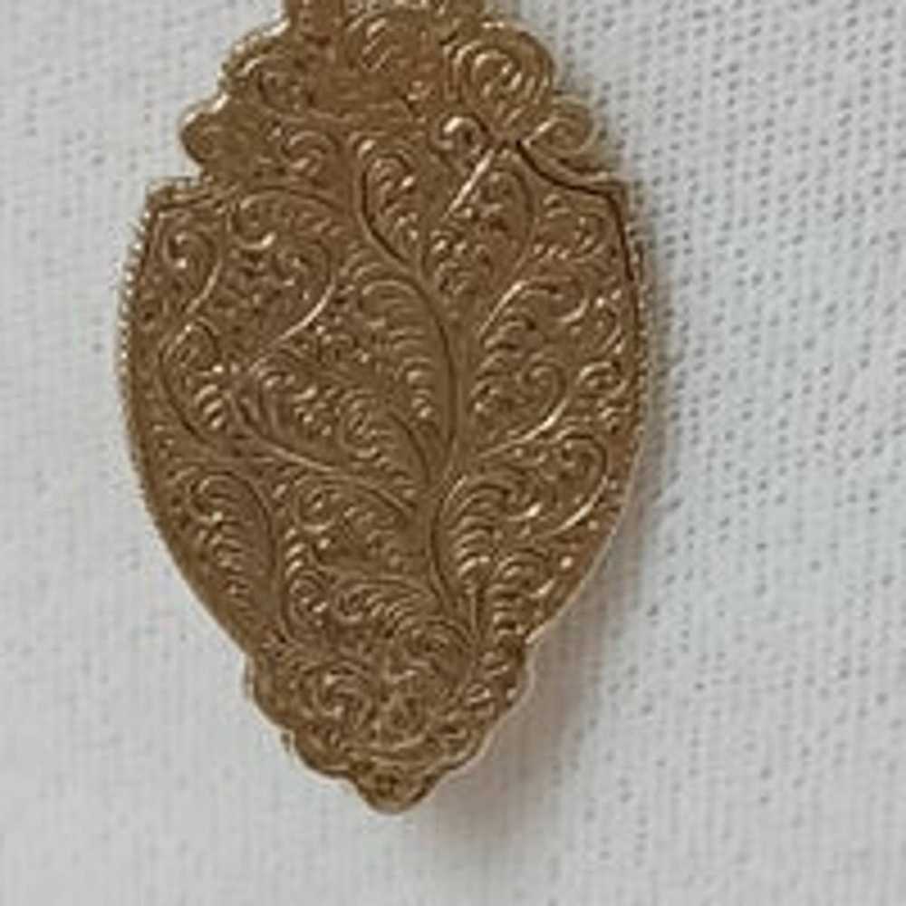 VINTAGE CAMEO GOLD TONE NECKLACE - image 3