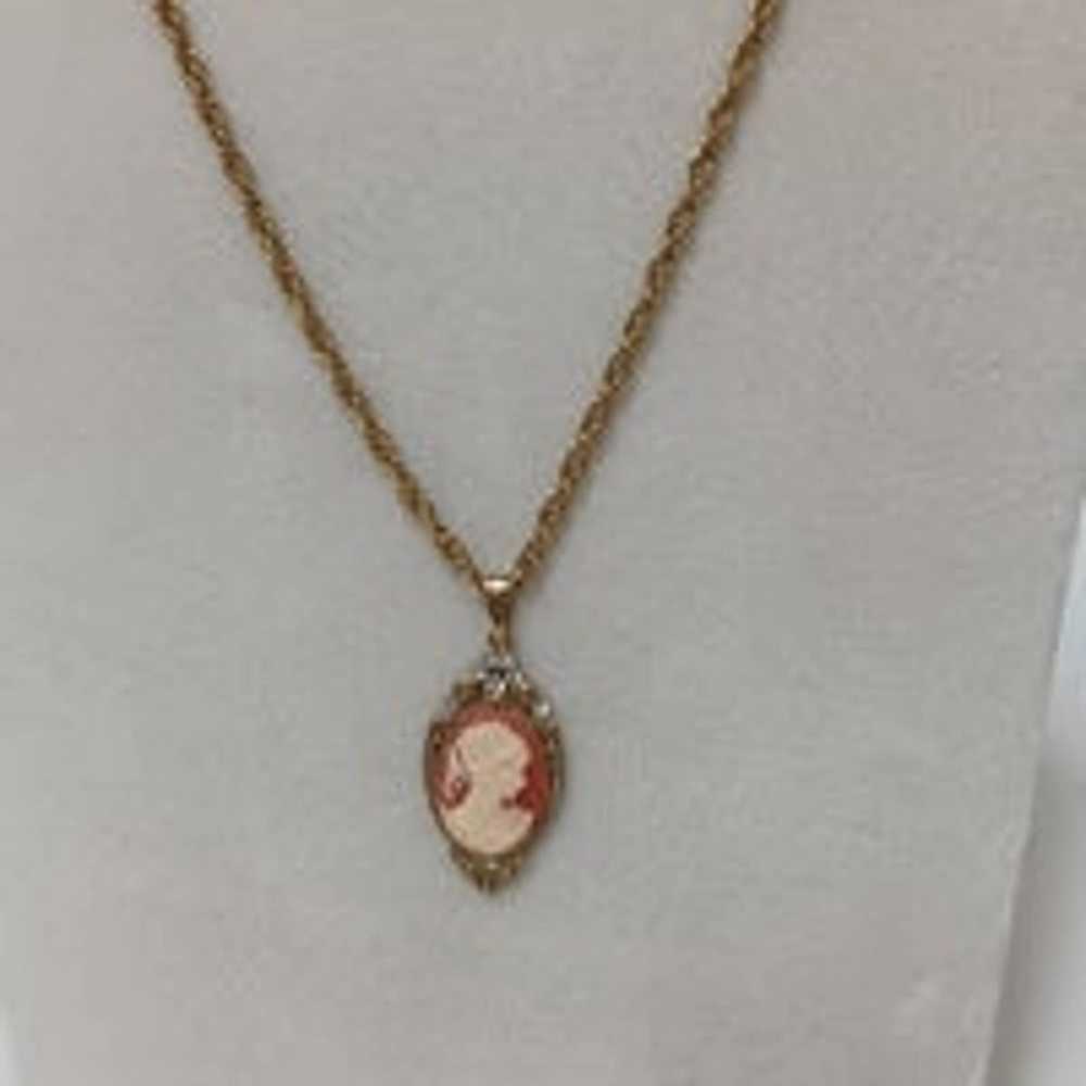 VINTAGE CAMEO GOLD TONE NECKLACE - image 4