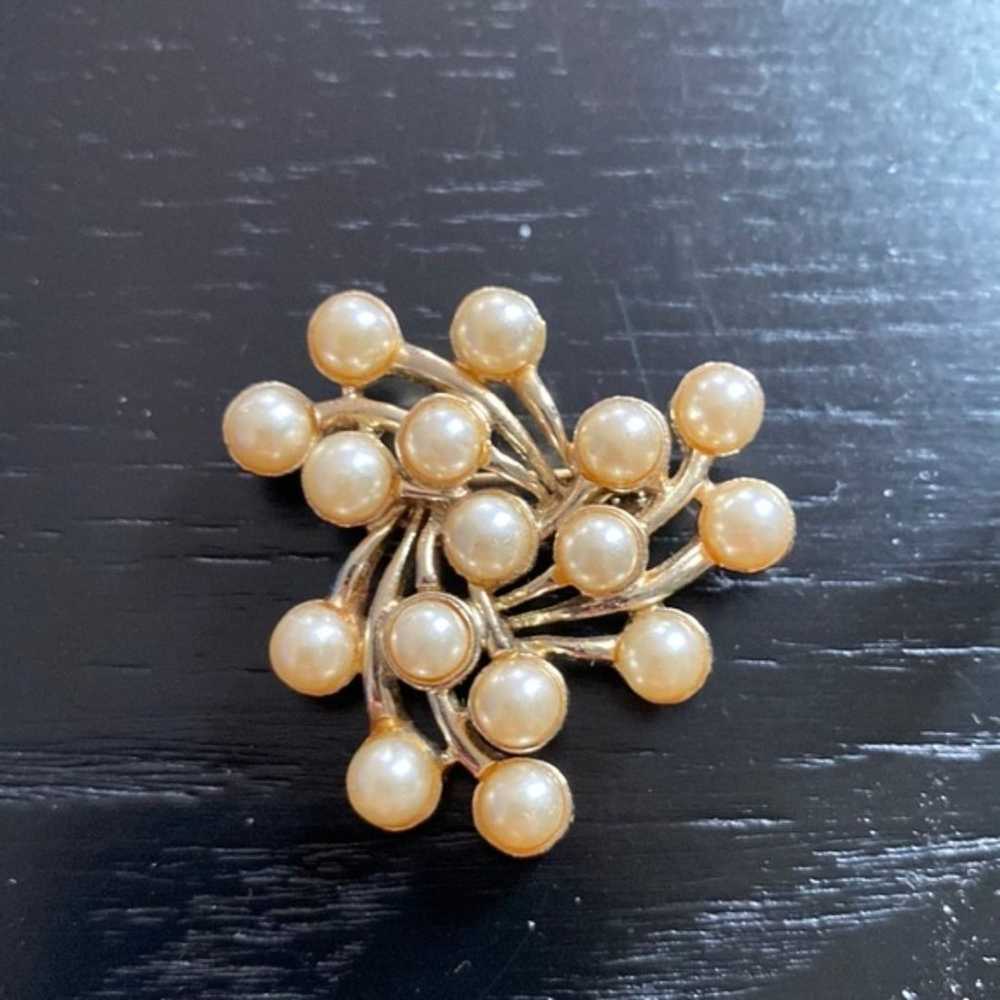 Vintage emmons faux Pearl and gold-tone brooch. - image 1