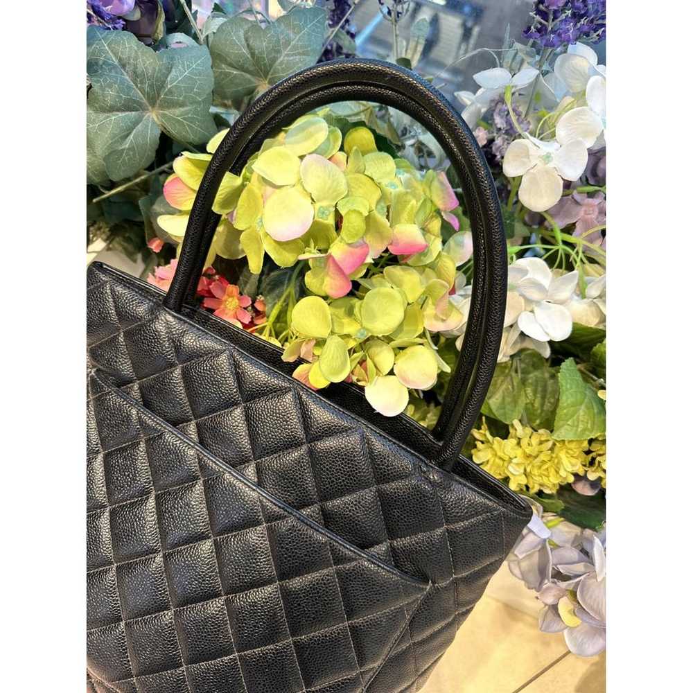 Chanel Médaillon leather handbag - image 10