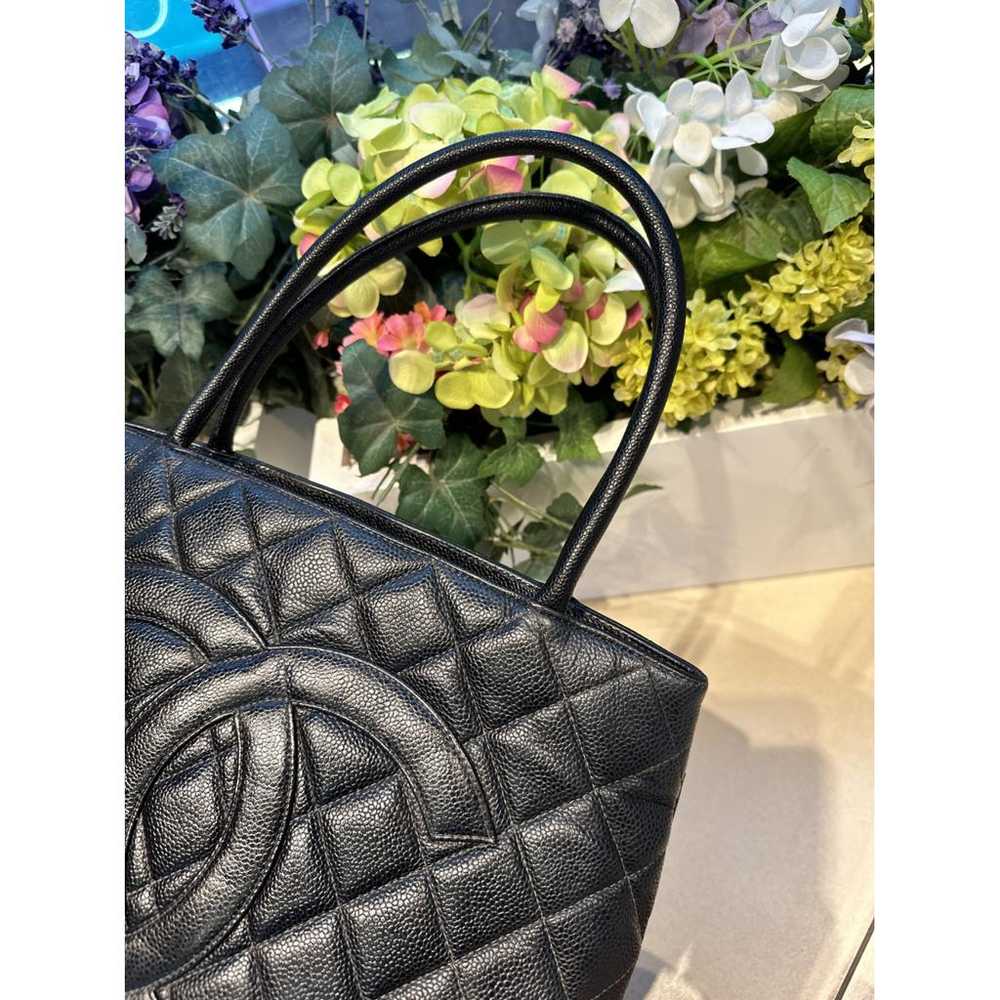 Chanel Médaillon leather handbag - image 9