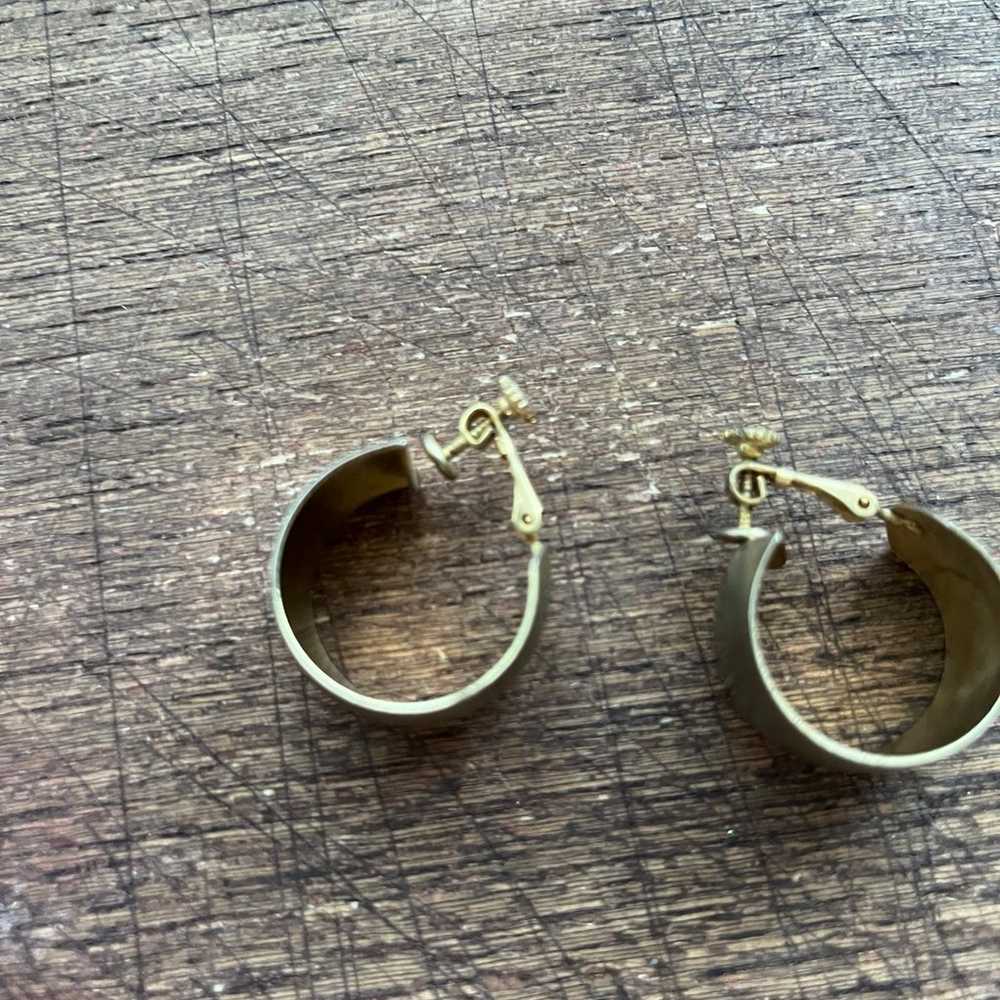 Gold vintage earrings - image 2