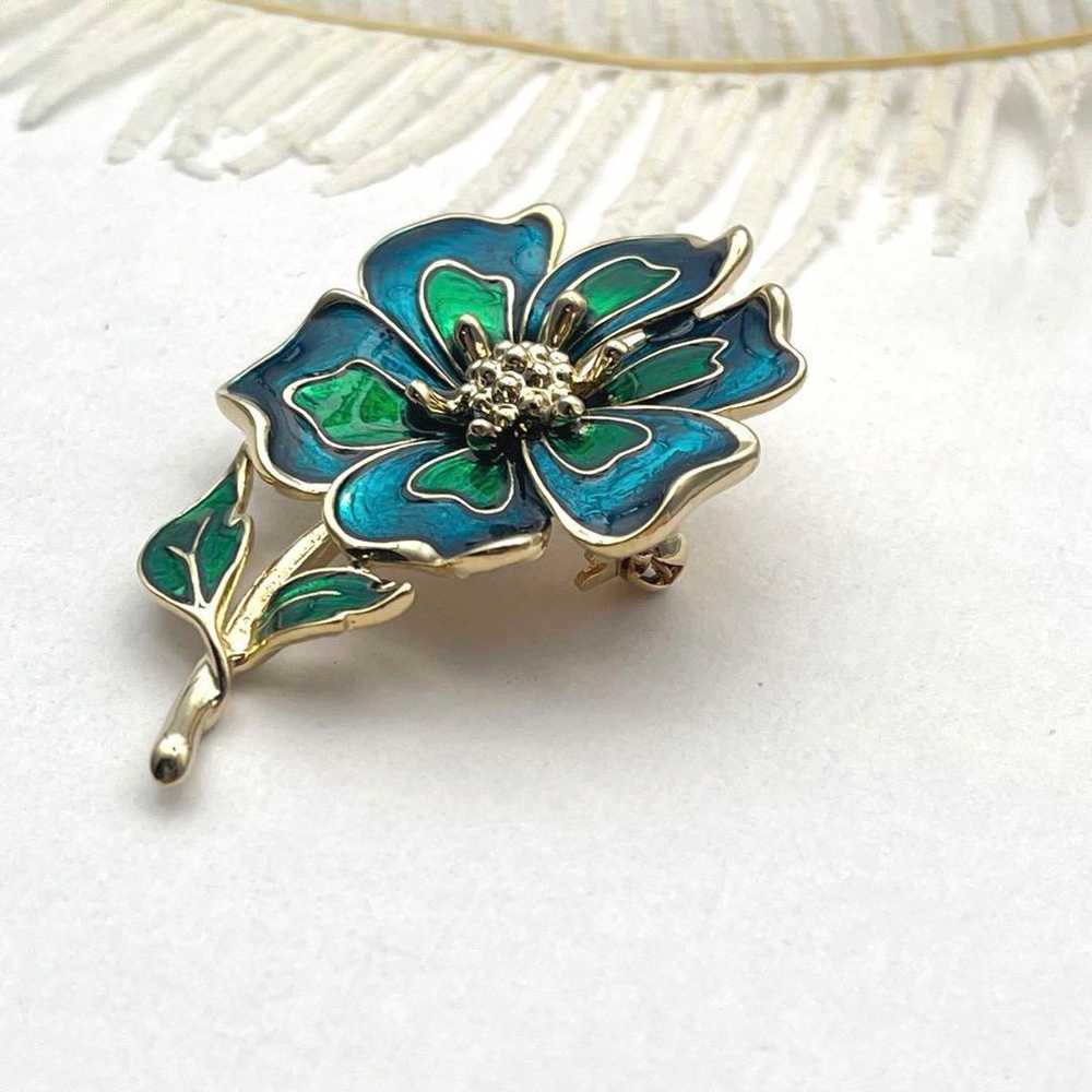 1448 Vintage Brooch Flower Enamel Blue Green Bota… - image 4