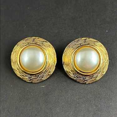 Vintage Gold Tone Pearl Clip Earrings Retro Costu… - image 1