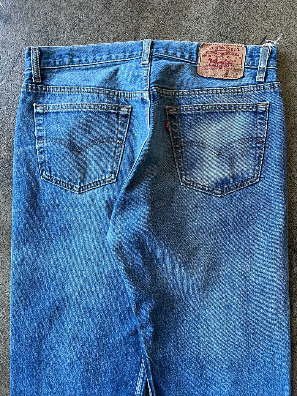 1990s Levi's 501 Faded Blue Jeans 34" x 30" - image 5