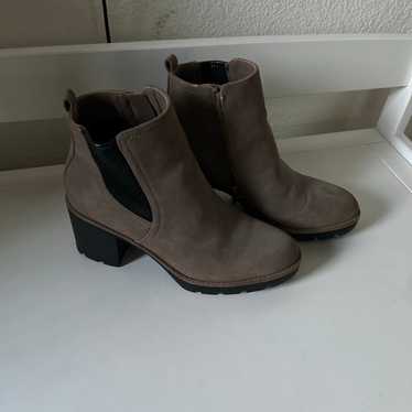 womans boots - image 1