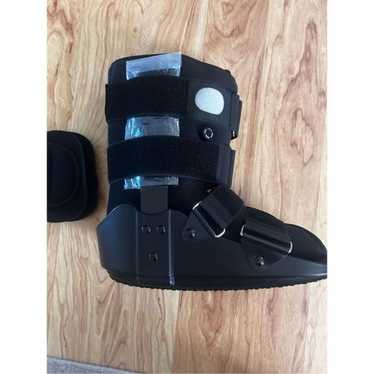 Walking boot size medium - image 1