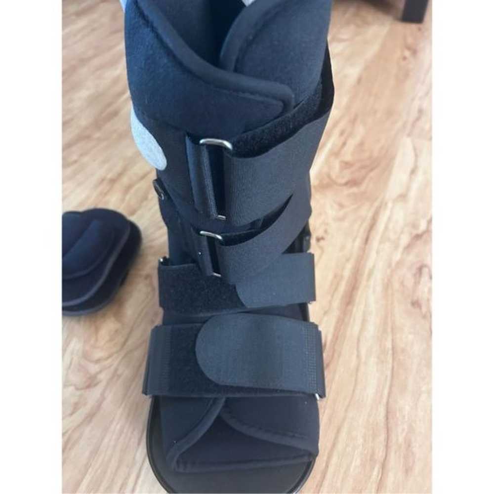 Walking boot size medium - image 2