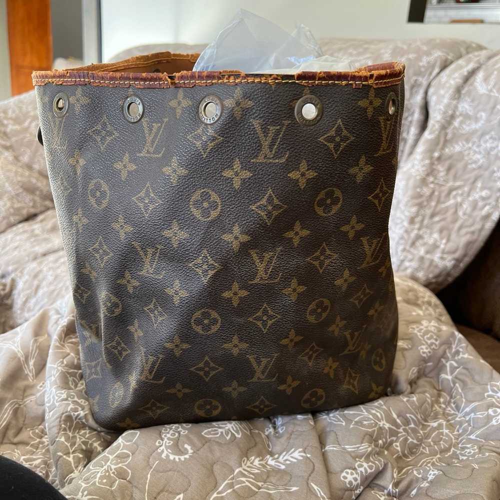 Authenticated Louis Vuitton Noe - image 3