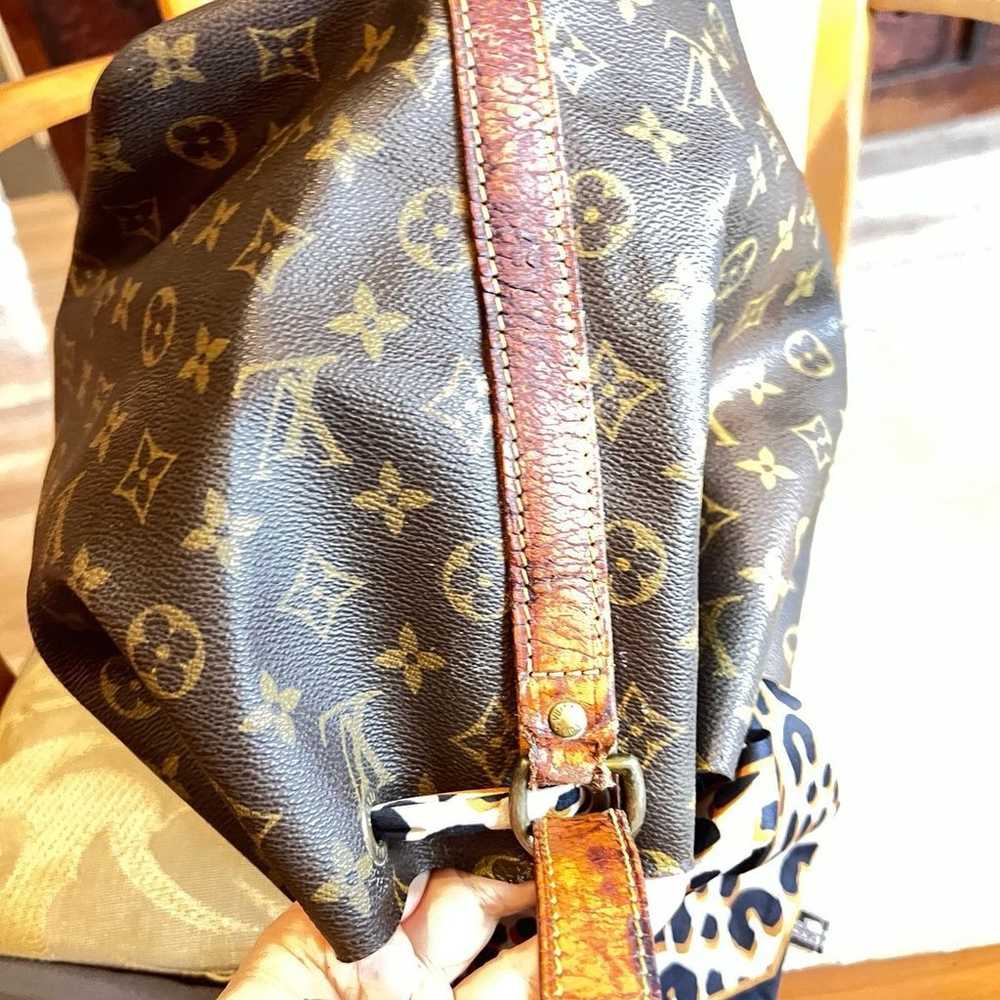 Authenticated Louis Vuitton Noe - image 5