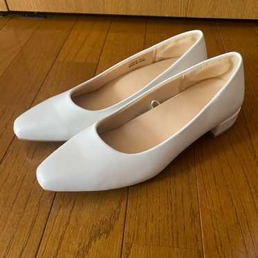 White square-toe pumps