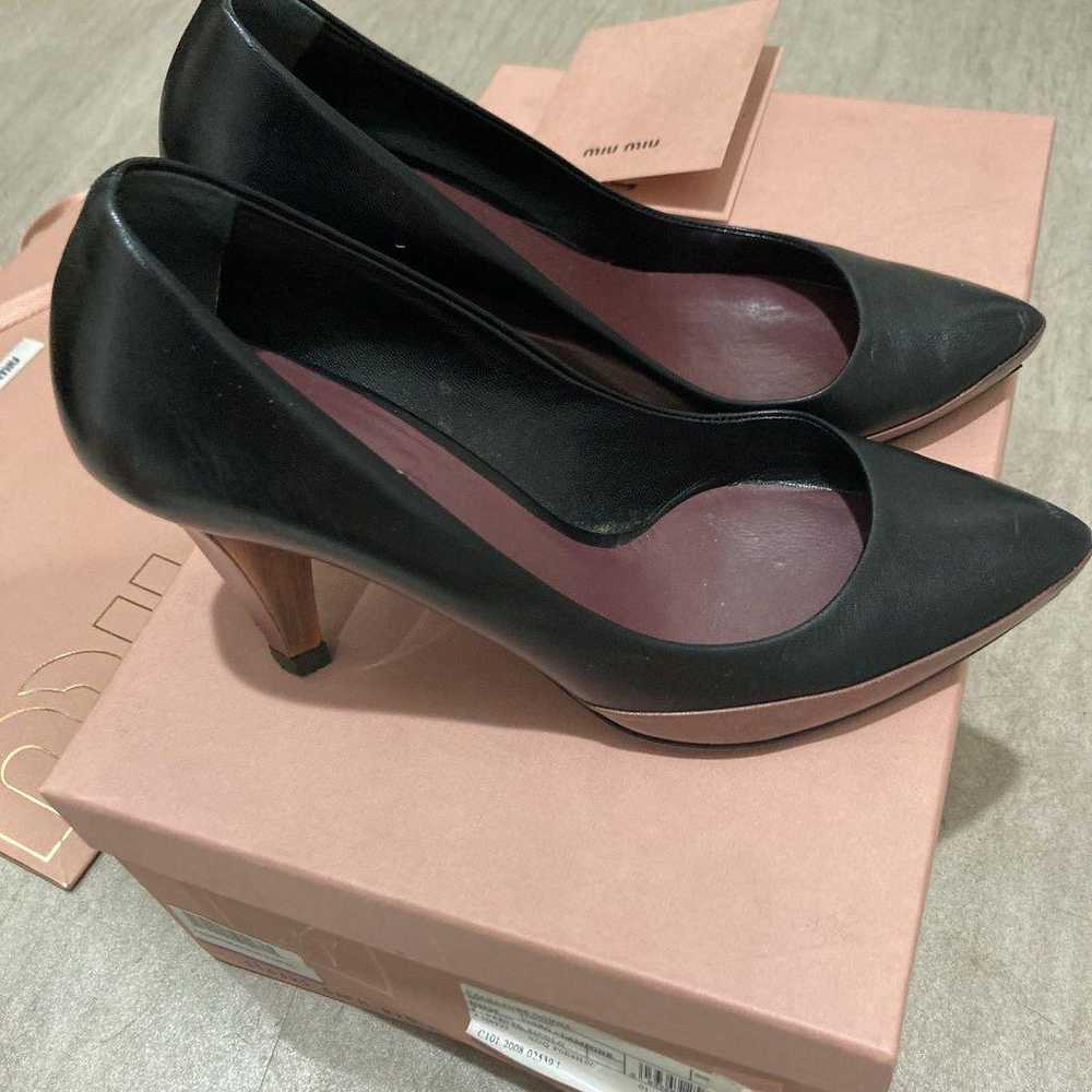 Miu Miu boxed leather pumps in black. - image 5