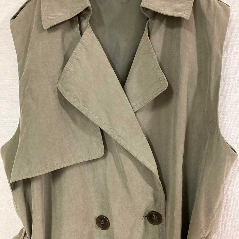 Khaki sleeveless trench coat, size L - image 2