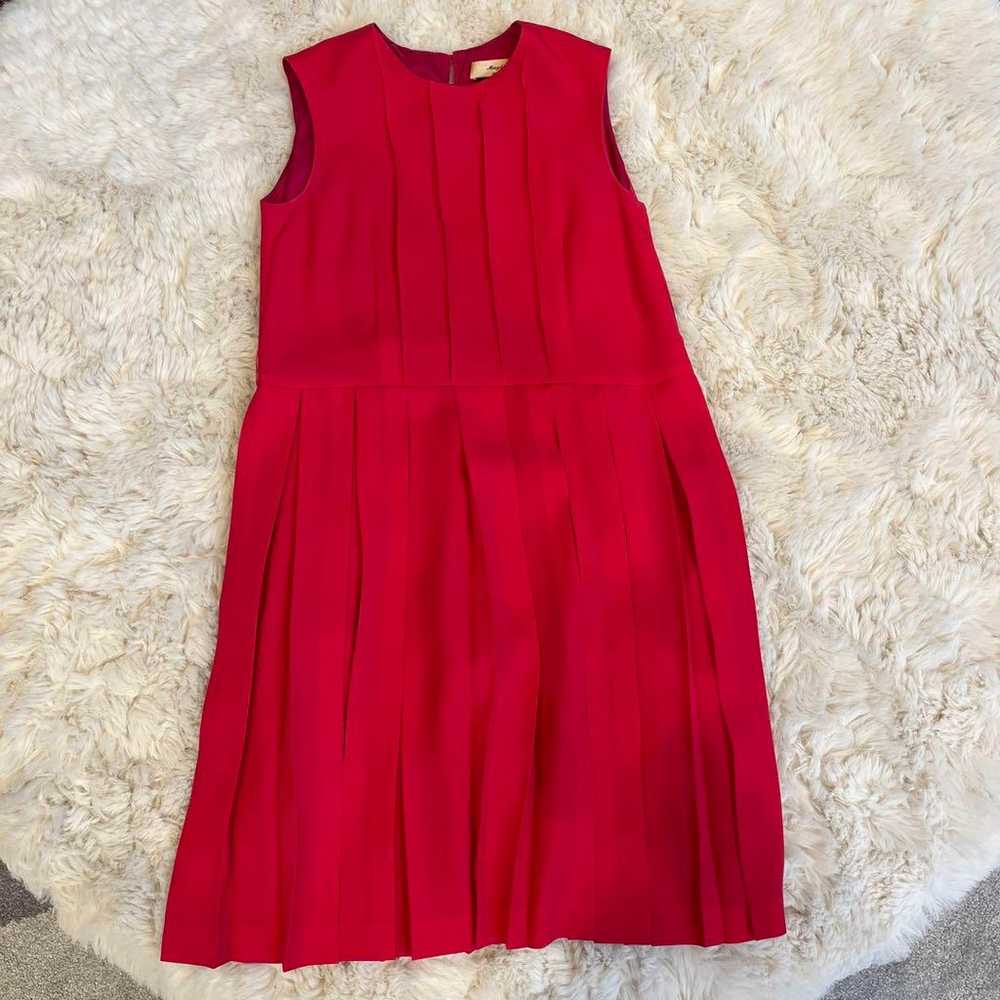 Red sleeveless pleated dress - image 12