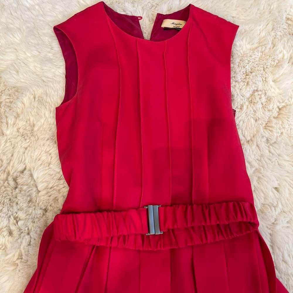 Red sleeveless pleated dress - image 2