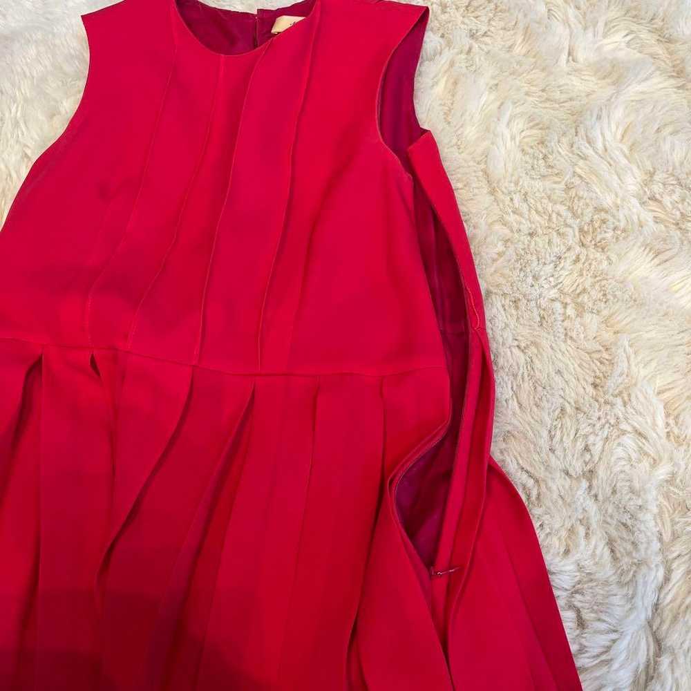 Red sleeveless pleated dress - image 8