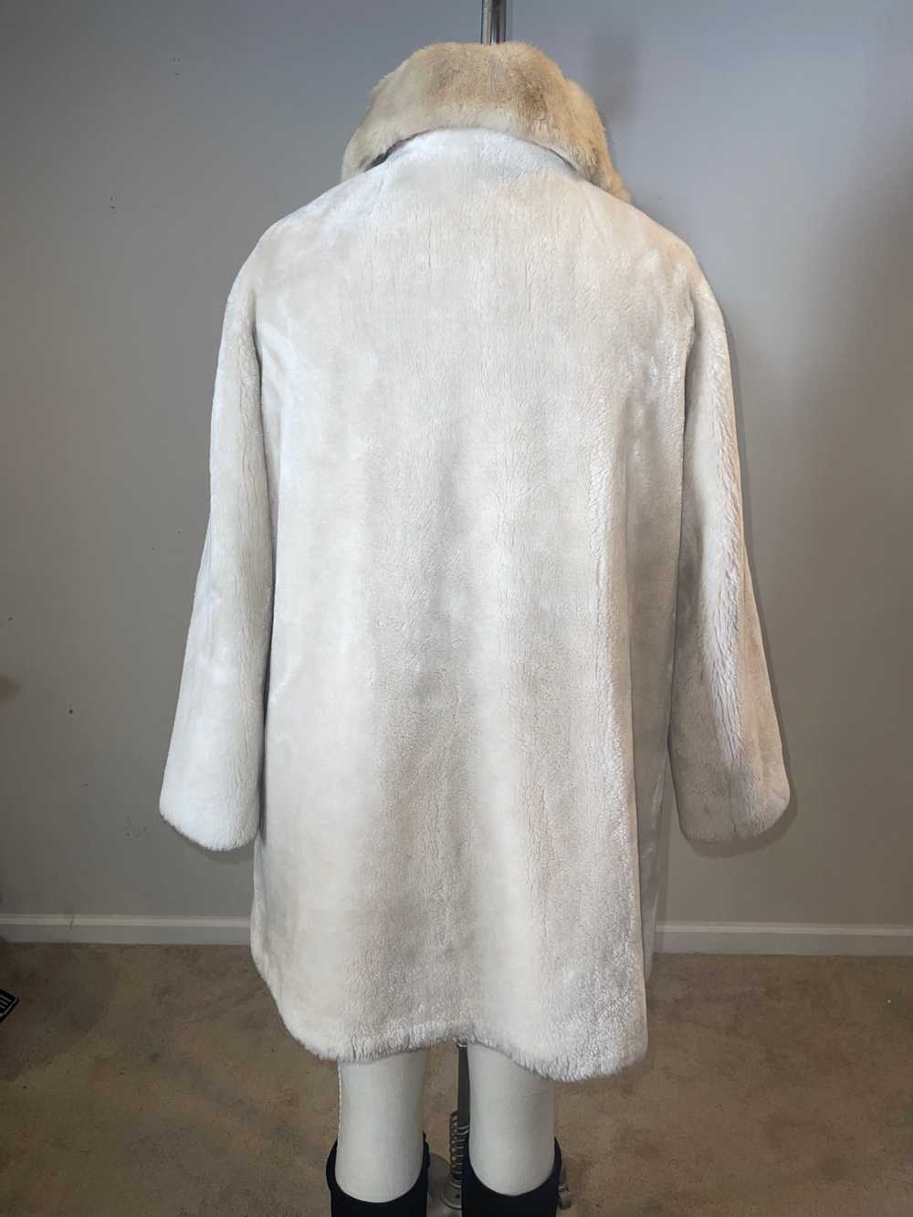 Borgana Vintage White Fur Coat - image 5