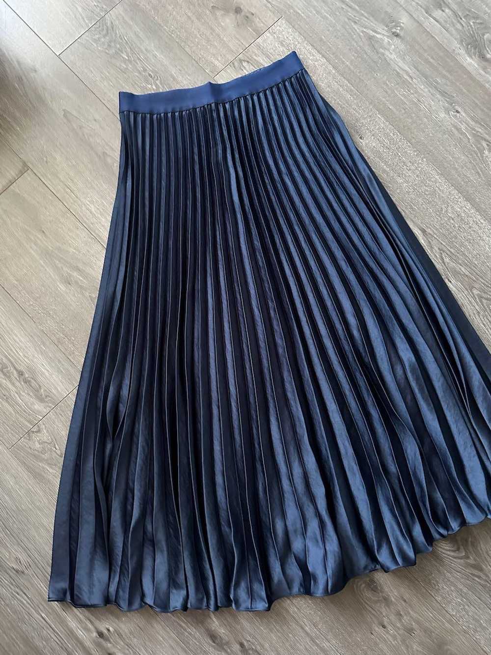 Product Details MaxMara Navy Pleated Satin Midi S… - image 9