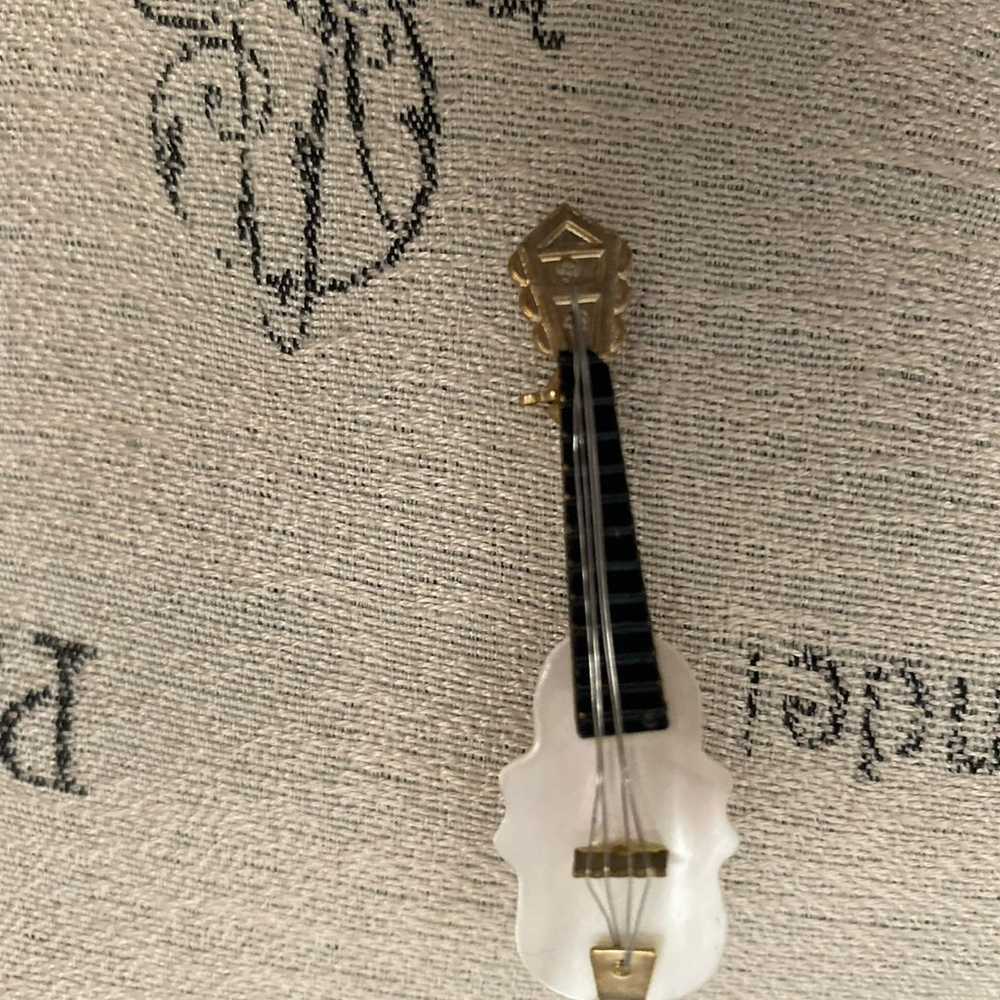 Miniature VTG 70/80s Mother of Pearl Violin Pin/B… - image 2