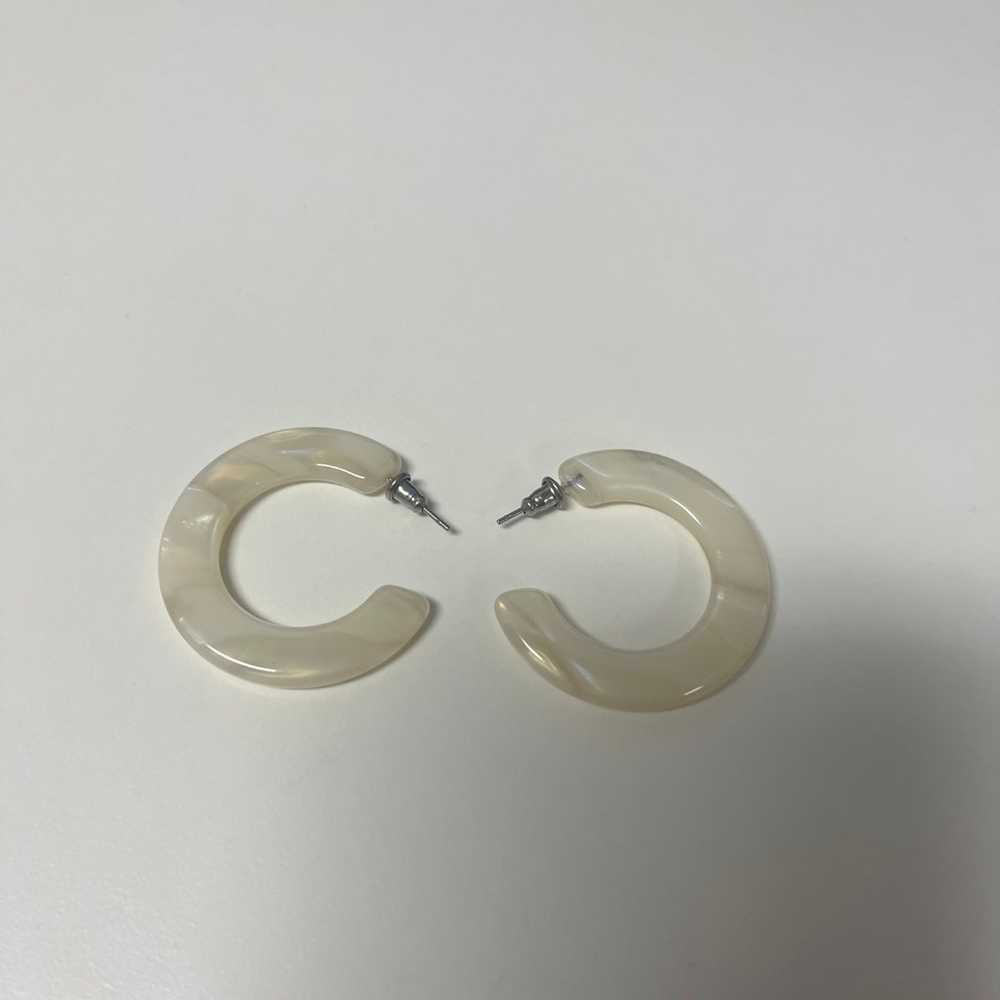 Vintage White Marbled Tortoiseshell Hoop Earrings… - image 1