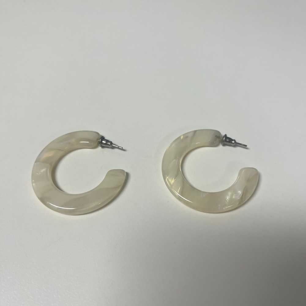 Vintage White Marbled Tortoiseshell Hoop Earrings… - image 2