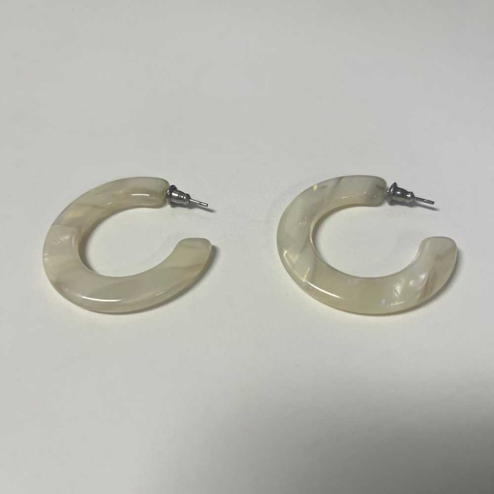 Vintage White Marbled Tortoiseshell Hoop Earrings… - image 3