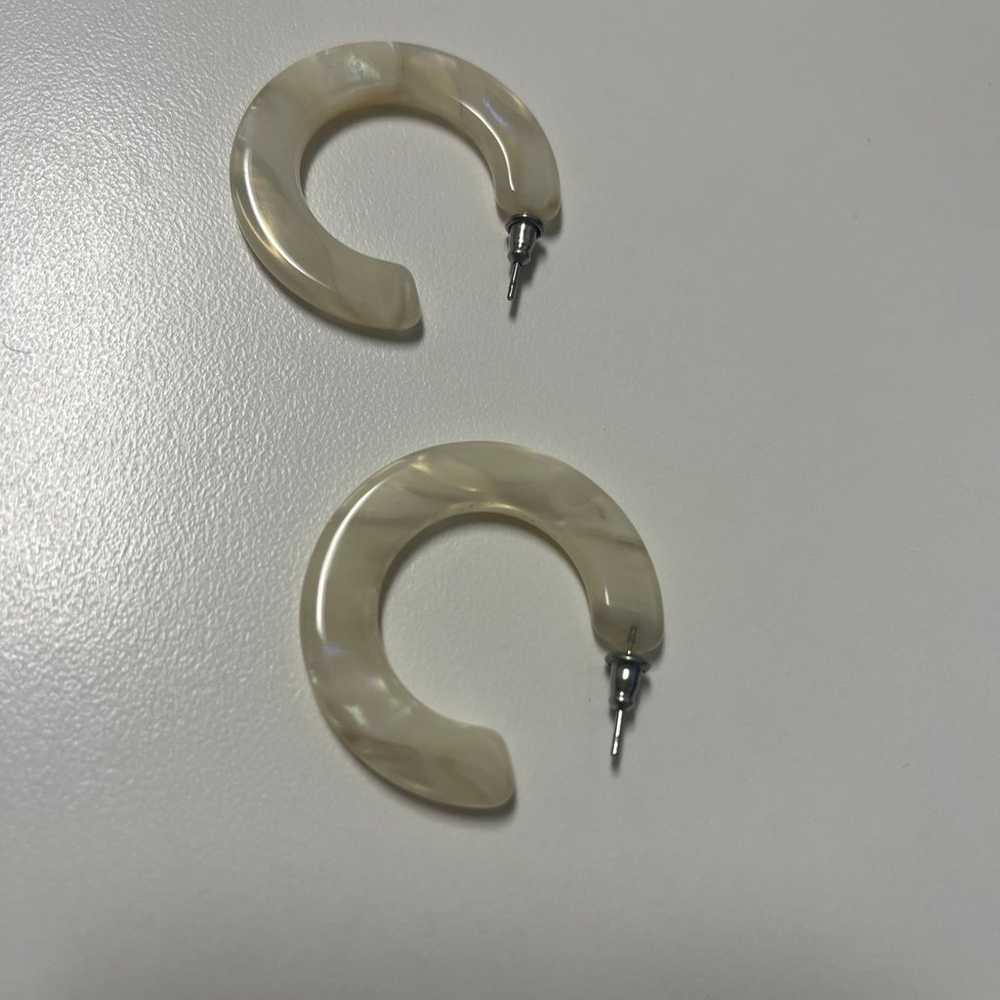 Vintage White Marbled Tortoiseshell Hoop Earrings… - image 4