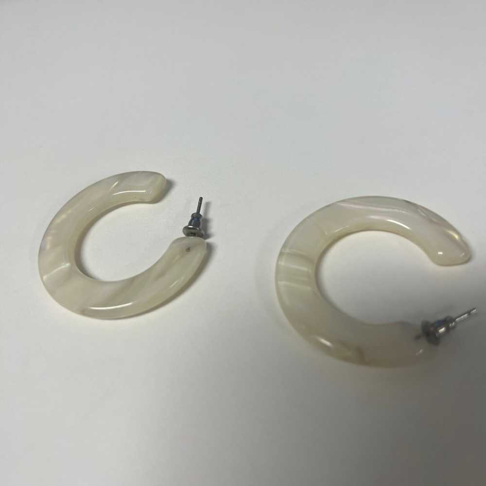 Vintage White Marbled Tortoiseshell Hoop Earrings… - image 6