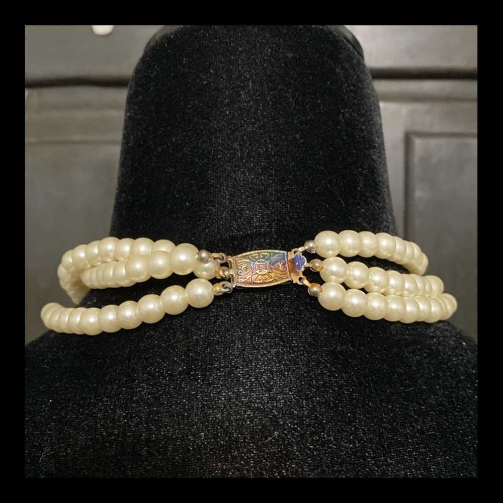 Vintage 3-strand pearl necklace with matching Cli… - image 3