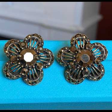 Vintage WEISS Rhinestone Flower Clip On Earrings. - image 1