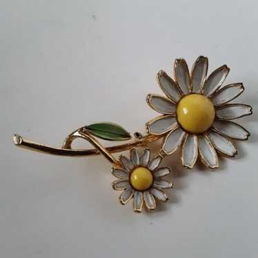 Vintage Gold Tone Flower Shape Brooch - image 1