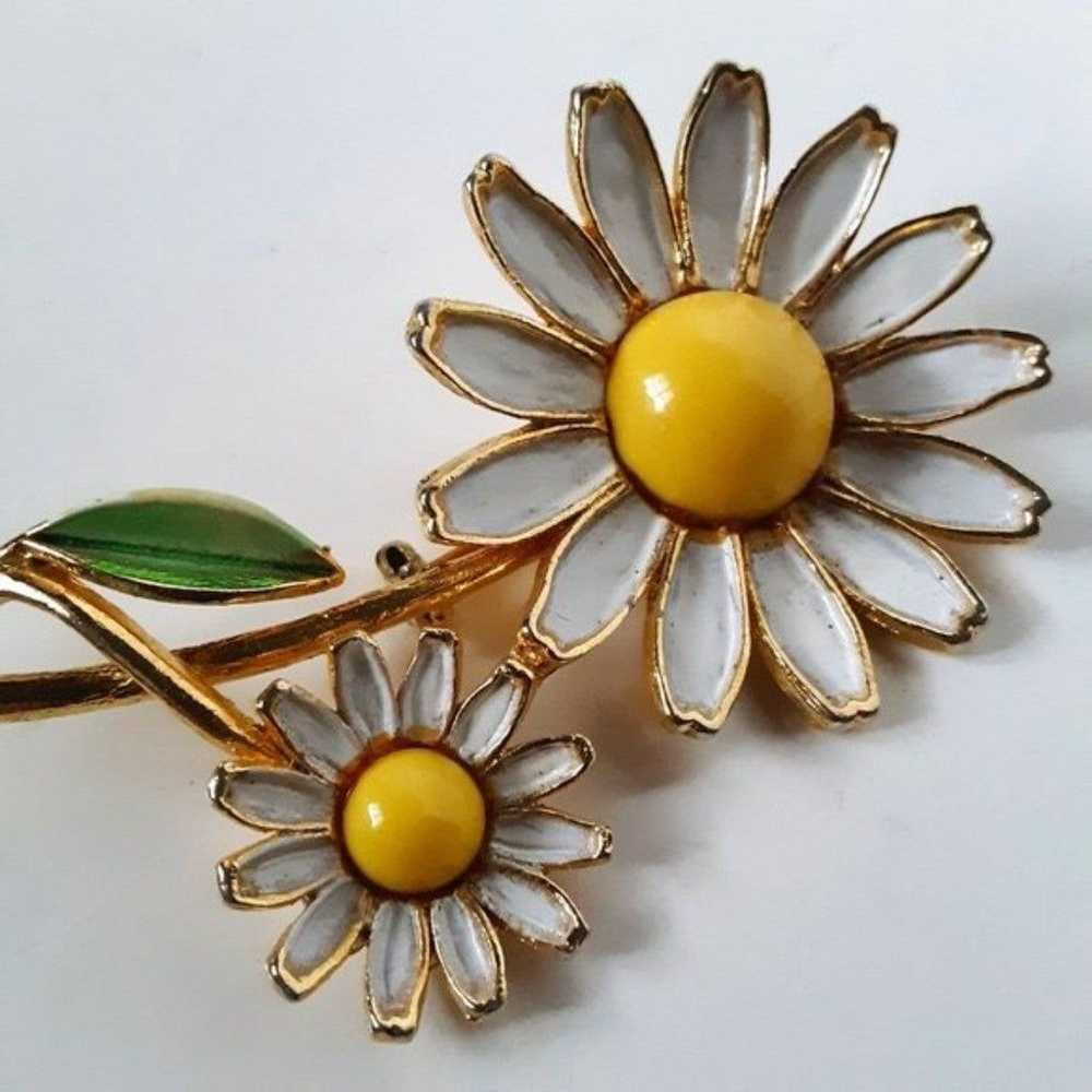 Vintage Gold Tone Flower Shape Brooch - image 2