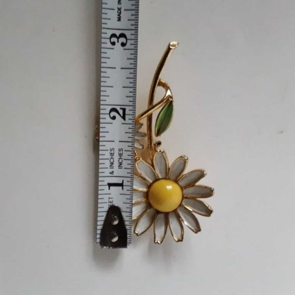 Vintage Gold Tone Flower Shape Brooch - image 3