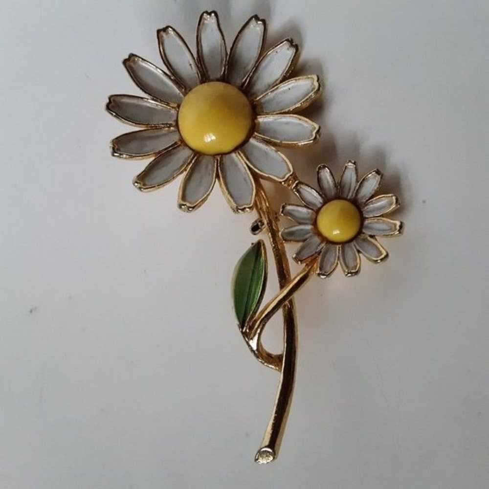 Vintage Gold Tone Flower Shape Brooch - image 7