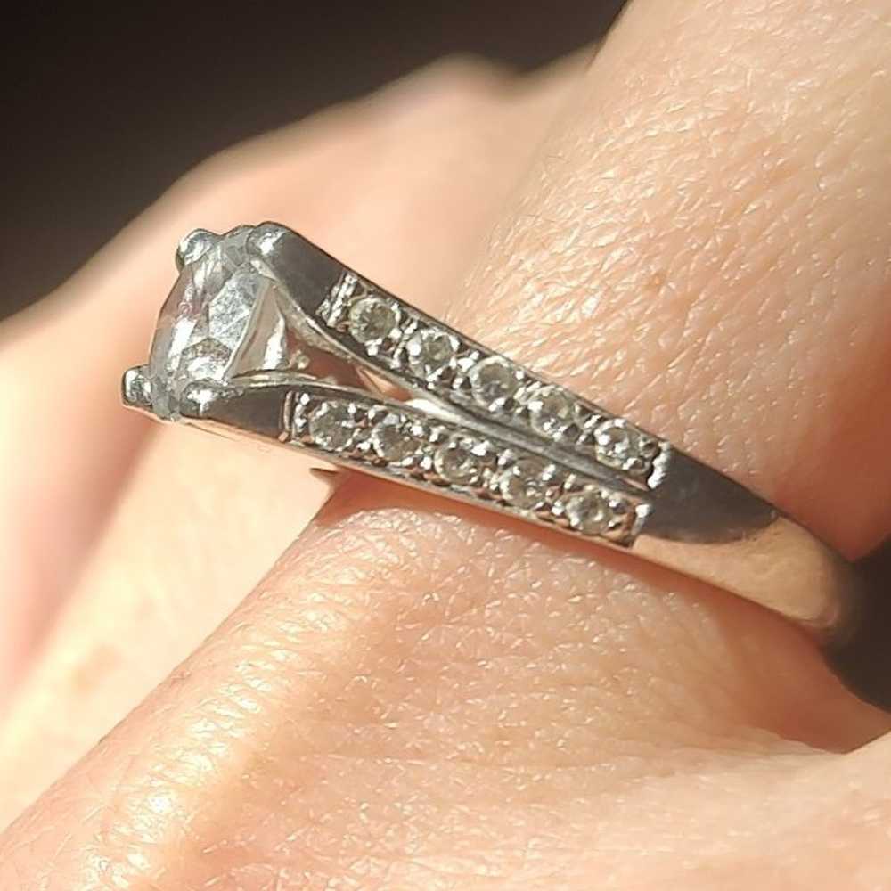 VINTAGE STERLING SILVER CZ RING ABOUT SIZE 9 SIGN… - image 2