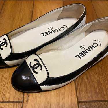 CHANEL Flat Shoes White and Black Leather 34