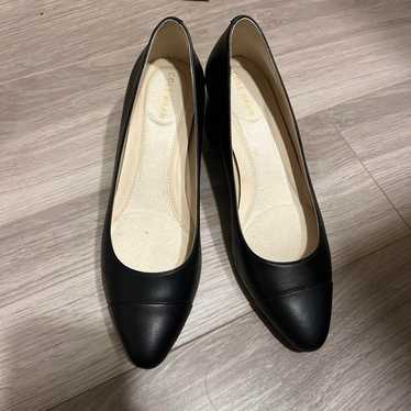 Cole Haan pumps, heel approximately 4 cm.