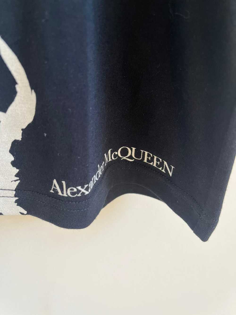 Alexander McQueen T-Shirt in Black - image 10