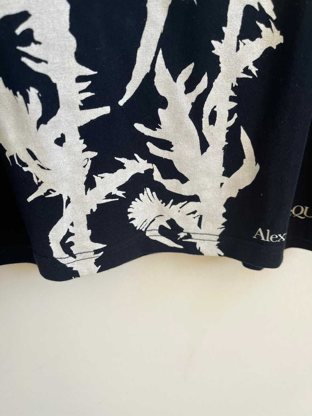 Alexander McQueen T-Shirt in Black - image 9