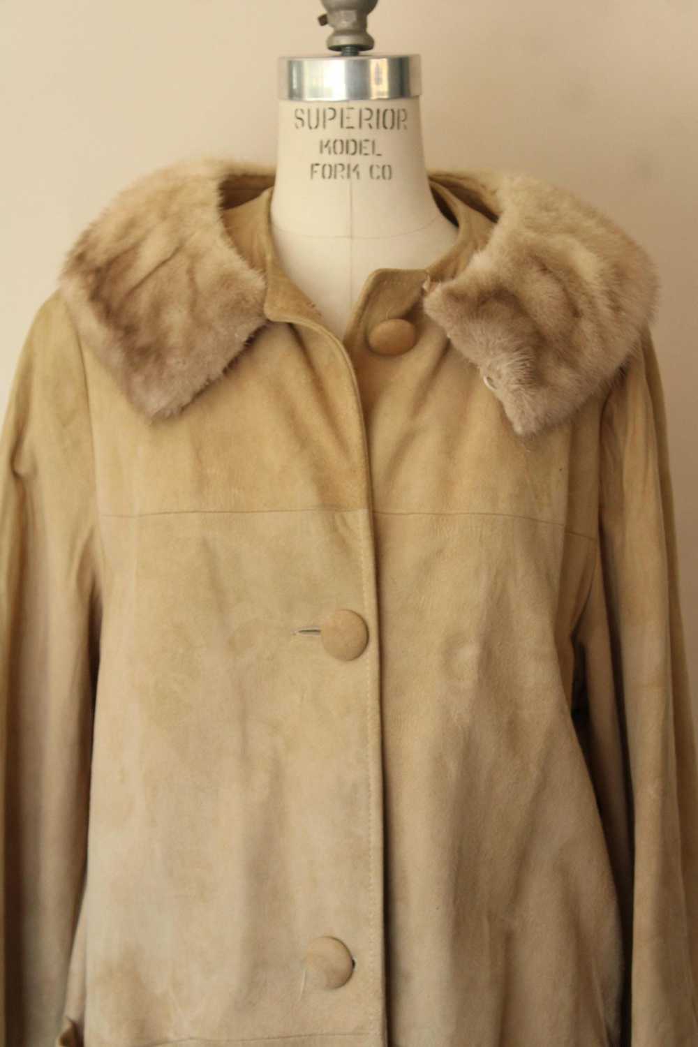 Vintage Vintage 1960s Coat, Beige Suede With Fur … - image 3