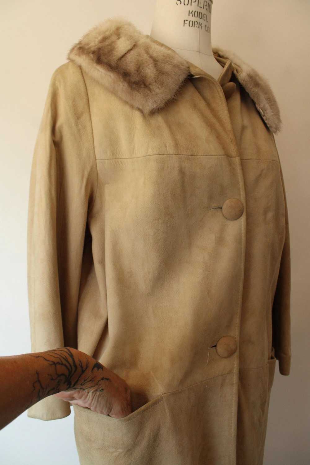 Vintage Vintage 1960s Coat, Beige Suede With Fur … - image 4