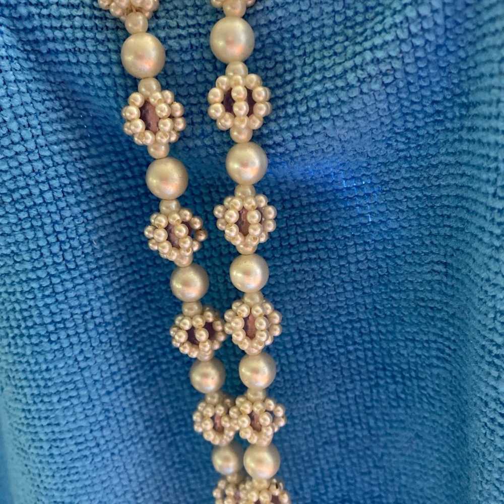 White pearl necklace with pink gem - image 3