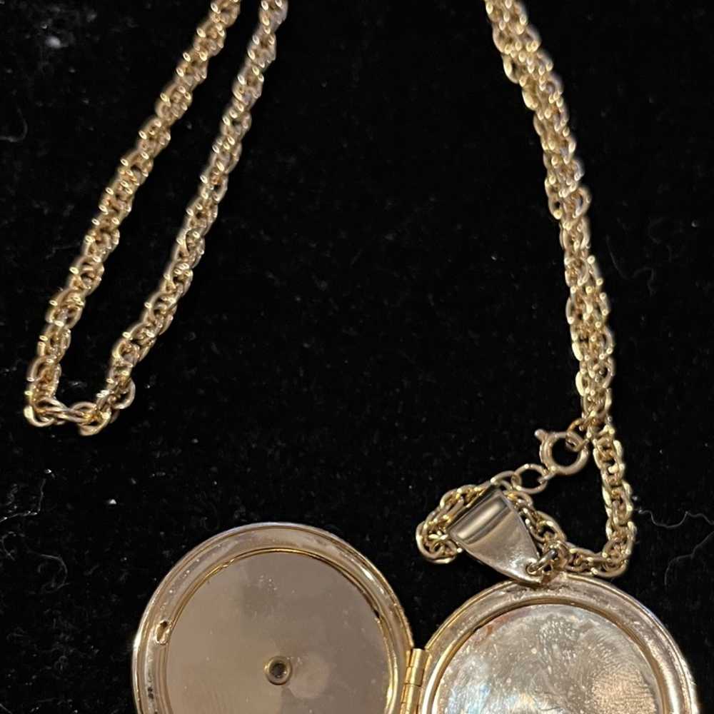 Vintage gold tone filagree chain locket - image 3