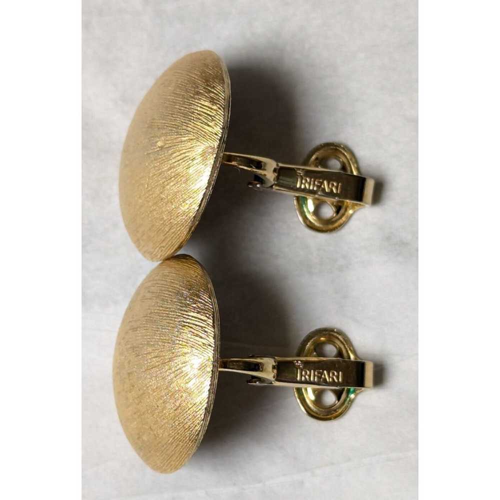 Trifari Clip On Earrings VINTAGE BRUSHED GOLD TON… - image 6