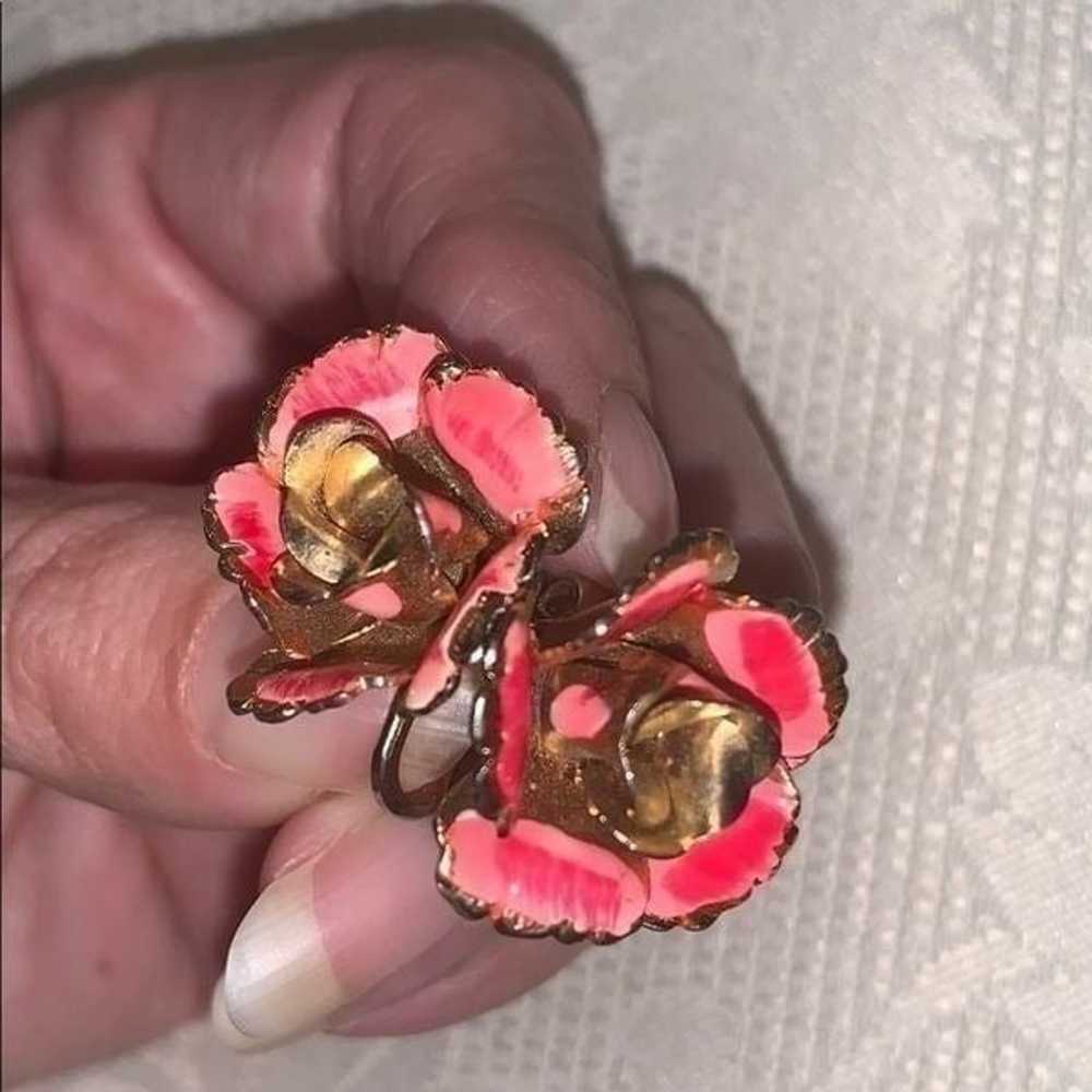 Vintage Lisner pink & gold rose clip earrings - image 1