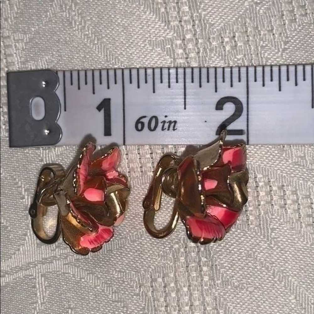 Vintage Lisner pink & gold rose clip earrings - image 3