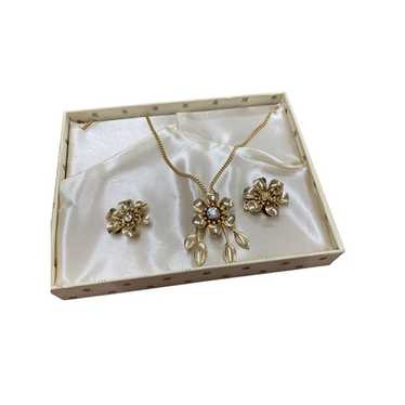 Vintage Gold Daisy MCM necklace clip earrings met… - image 1