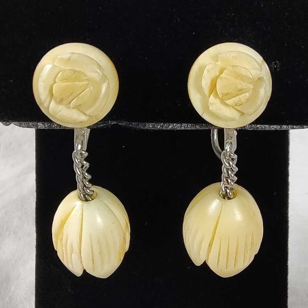 Vintage Carved Pikake Flower Screwback Earrings - image 2